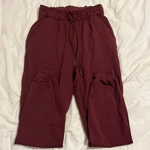 lululemon joggers never worn (maroon color)